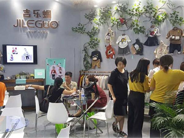 吉乐蝈时尚童装店铺展示
