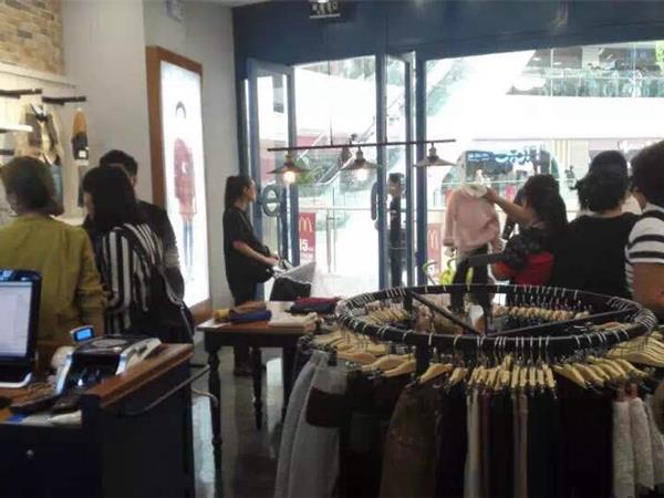 南西象时尚童装店铺展示