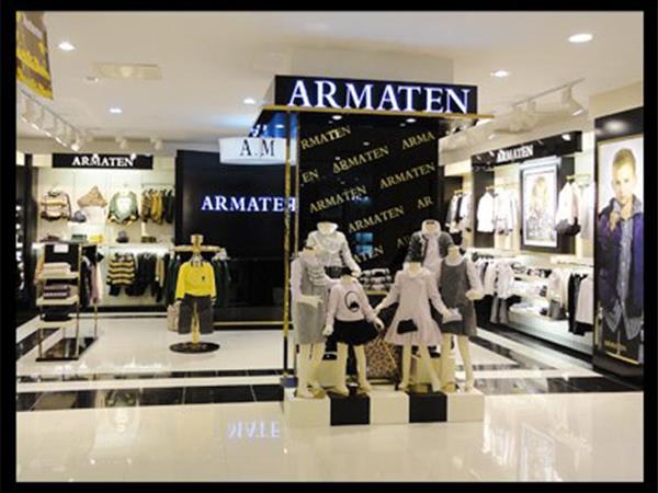 阿迈蒂尼青少年装店铺展示
