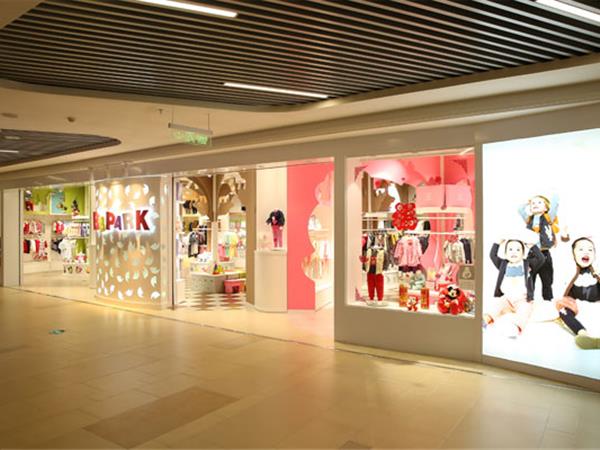 迪士尼宝宝时尚童装店铺展示
