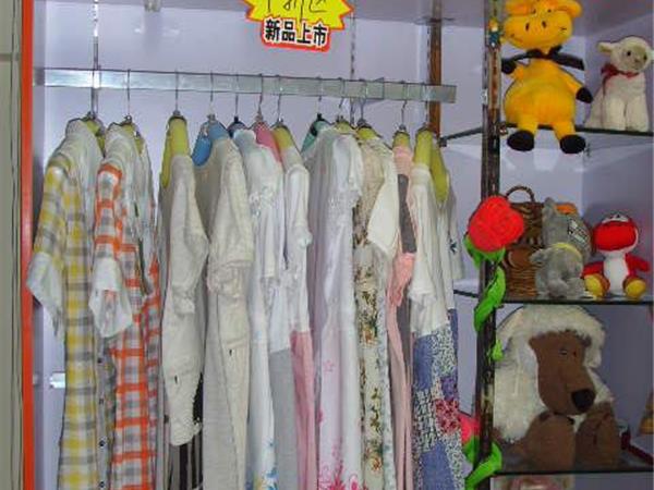 贝蕾尔时尚童装店铺展示