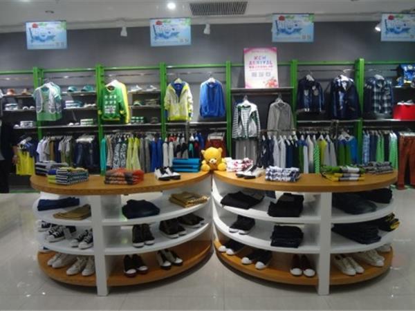 越位少年装青少年装店铺展示