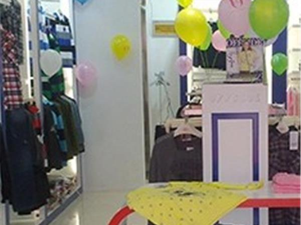 迪尼巴拉青少年装店铺展示