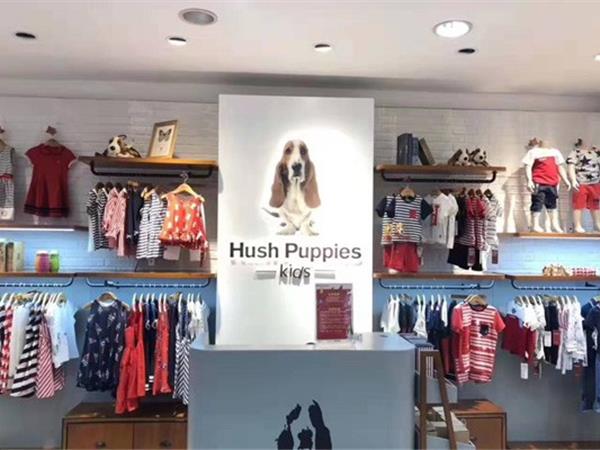 暇步士时尚童装店铺展示