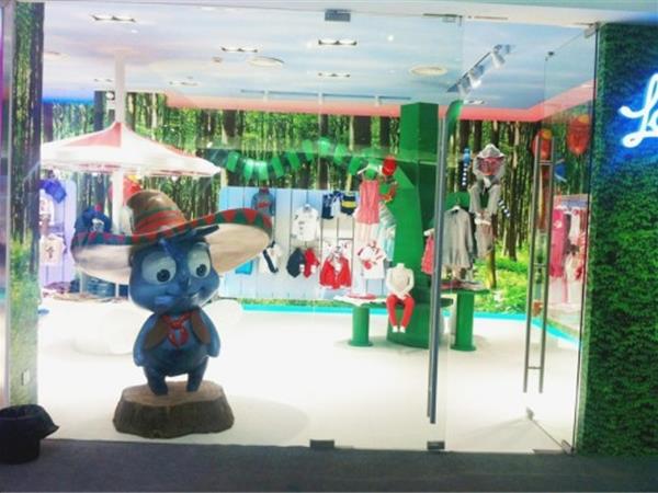 小蚊子时尚童装店铺展示