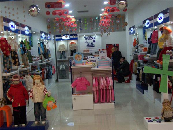 小可米露时尚童装店铺展示