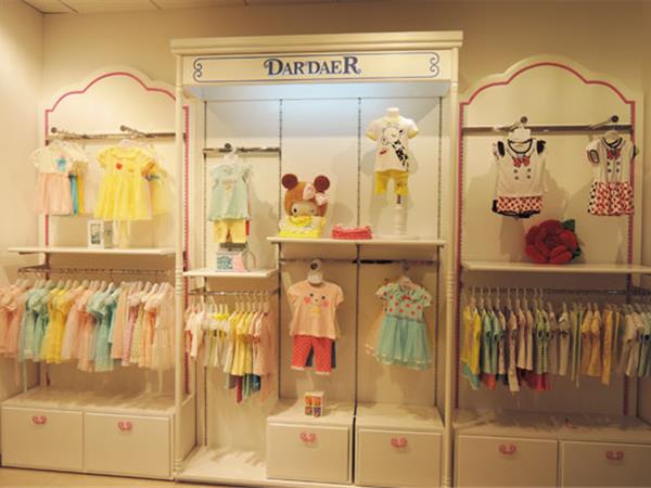 塔哒儿时尚童装店铺展示