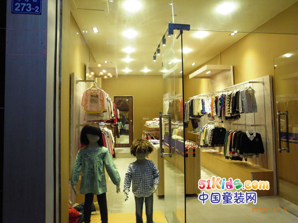 风镜小鸭时尚童装店铺展示