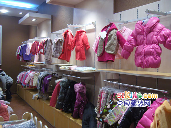 风镜小鸭时尚童装店铺展示