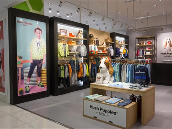 暇步士时尚童装店铺展示