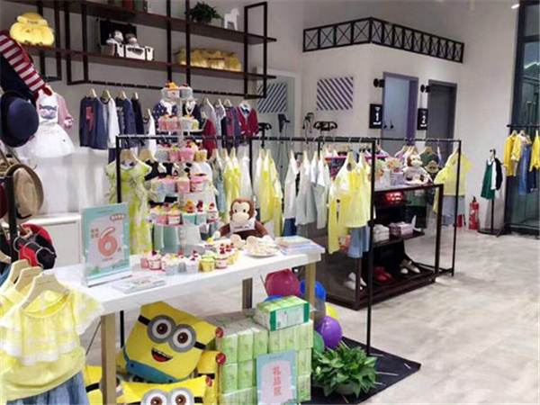 小猪乔至时尚童装店铺展示