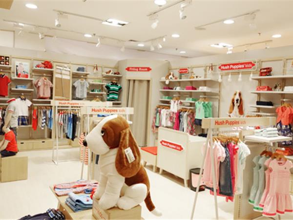 暇步士时尚童装店铺展示