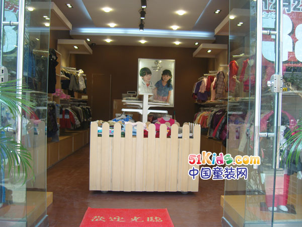 风镜小鸭时尚童装店铺展示