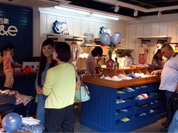 南西象时尚童装店铺展示