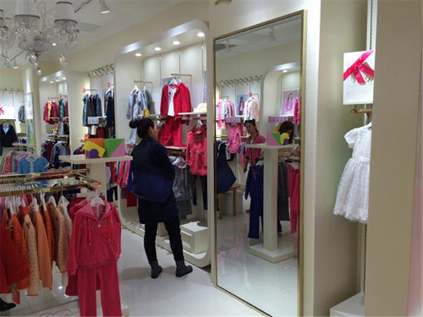 迪乐菲儿时尚童装店铺展示