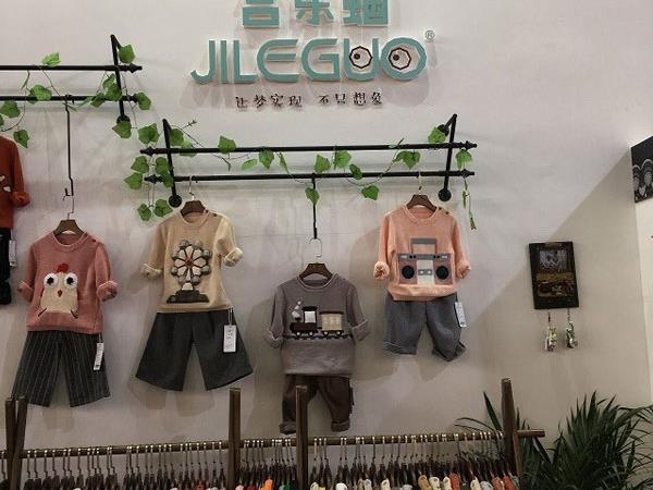 吉乐蝈时尚童装店铺展示