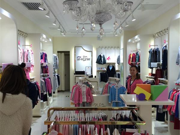 迪乐菲儿时尚童装店铺展示