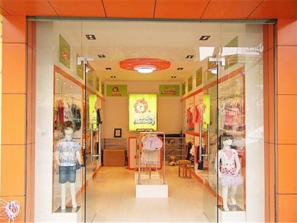 辛巴布婴童装店铺展示