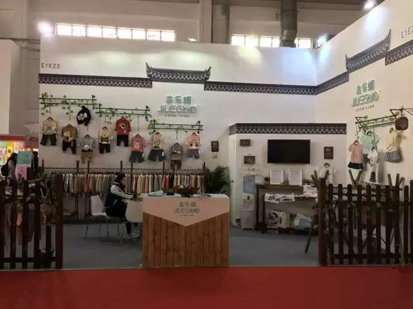 迪尼巴拉青少年装店铺展示