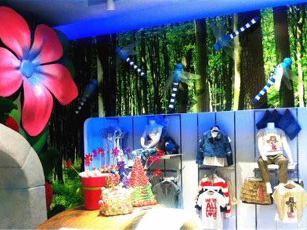 小蚊子时尚童装店铺展示