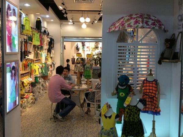 TONGCUIWU时尚童装店铺展示