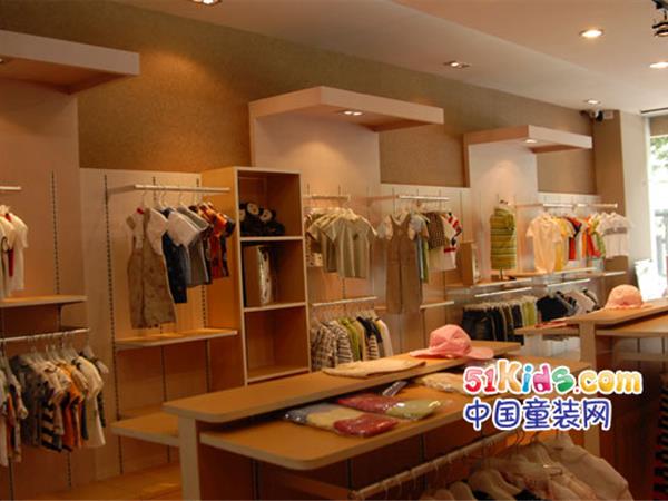 风镜小鸭时尚童装店铺展示