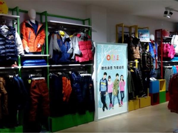越位少年装青少年装店铺展示