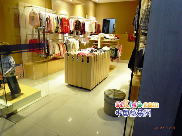 风镜小鸭时尚童装店铺展示