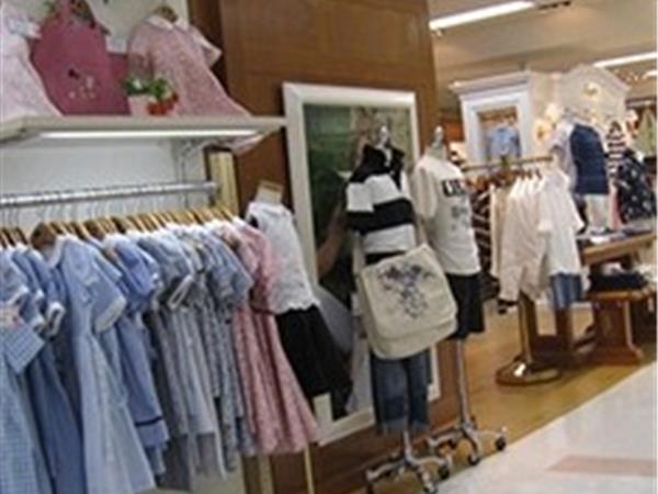 迪尼巴拉青少年装店铺展示