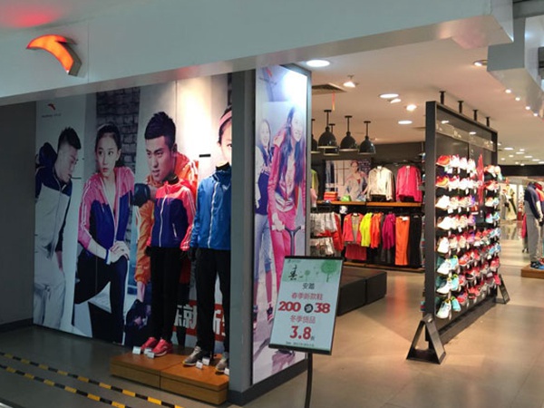 安踏时尚童装店铺展示