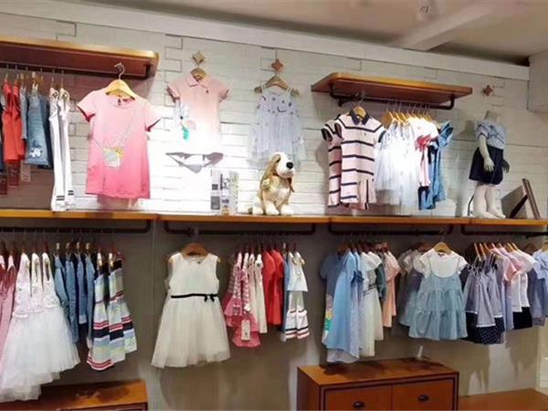 暇步士时尚童装店铺展示