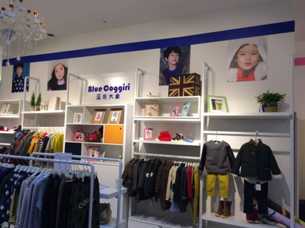 蓝色大象时尚童装店铺展示