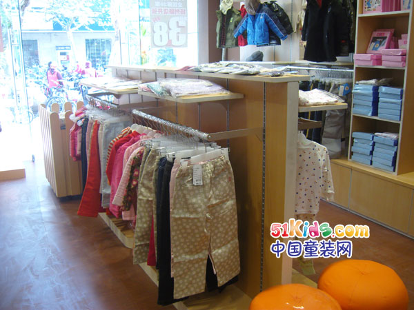 风镜小鸭时尚童装店铺展示