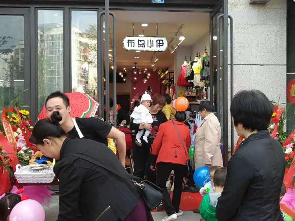 布岛小伊时尚童装店铺展示