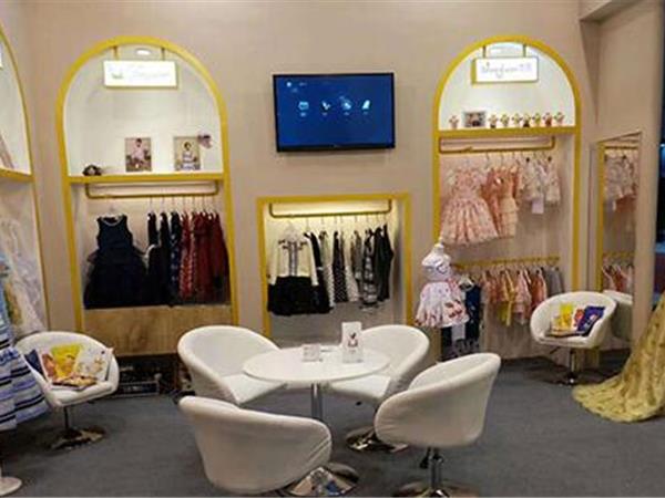 童畔时尚童装店铺展示