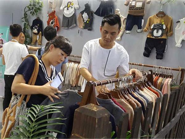 吉乐蝈时尚童装店铺展示