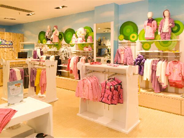喜羊羊与灰太狼婴童装店铺展示