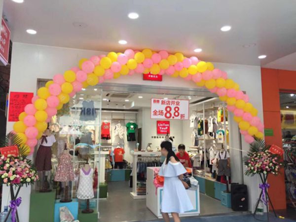 邻童优品时尚童装店铺展示