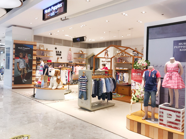 暇步士时尚童装店铺展示