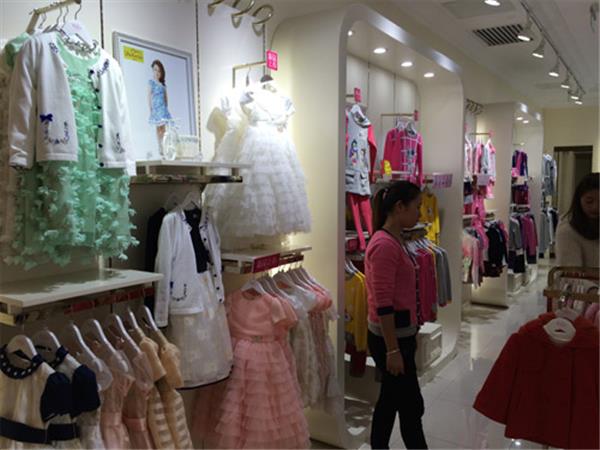迪乐菲儿时尚童装店铺展示