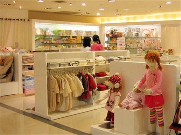 小猪乔至时尚童装店铺展示
