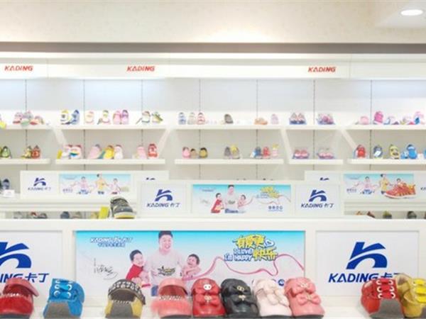 卡丁婴童装店铺展示