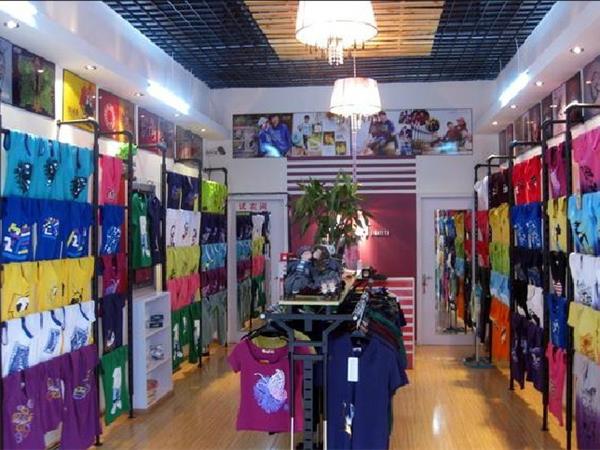 伊见钟情亲子装店铺展示