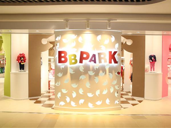 迪士尼宝宝时尚童装店铺展示