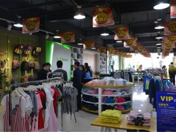 越位少年装青少年装店铺展示