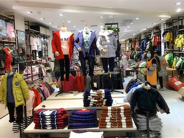 调皮孩子时尚童装店铺展示
