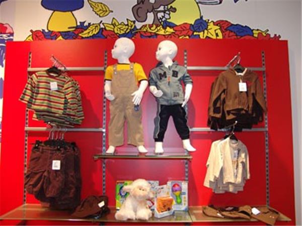 小可米露时尚童装店铺展示