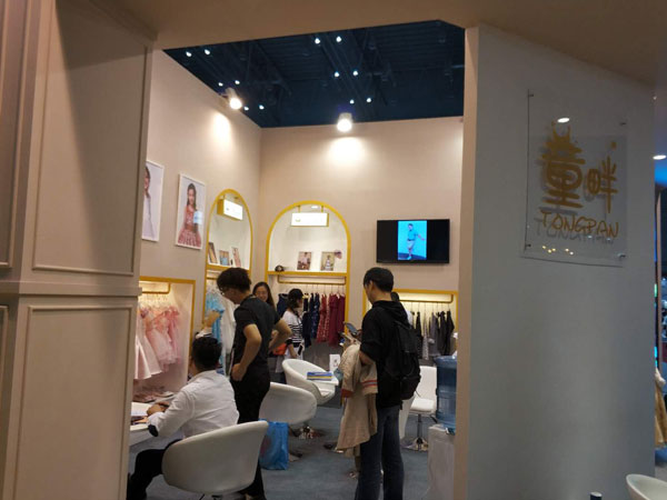 童畔时尚童装店铺展示