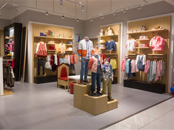 暇步士时尚童装店铺展示