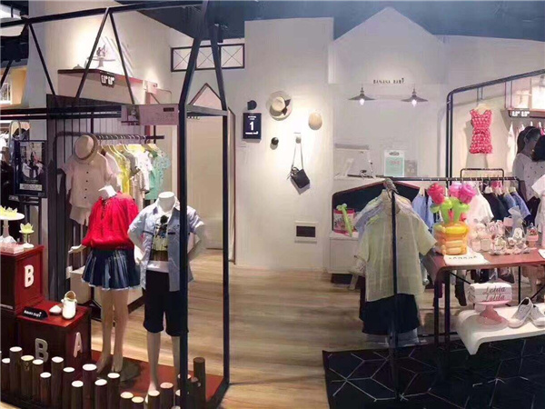 小猪乔至时尚童装店铺展示